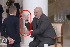 Lukašenko ukázal malým pionýrům "trik" s lahví. Aplaudoval mu celý sál
