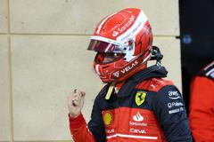 Charles Leclerc z Ferrari Slaví pole position ve VC Bahrajnu F1 2022