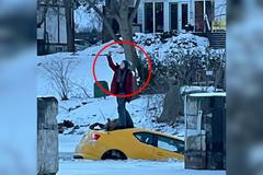 Lidé se ji snažili zachránit. Žena se zatím na svém potápějícím se autě fotila