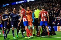 Šarvátka v závěru zápasu mezi Atléticem a Manchesterem City