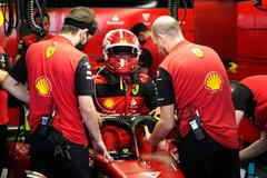 Charles Leclerc v boxech Ferrari během Velké ceny Španělska F1 2022