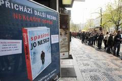 Jo Nesbo, autogramiáda, fronta, 2012