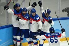 Slovenští hokejisté se radují z branky v zápase s USA na olympiádě v Pekingu 2022