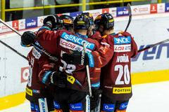 Hráči Sparty se radují z gólu v zápase 52. kole extraligy Litvínov - Sparta Praha.