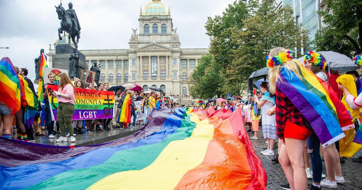 Občané EU volají po zákazu konverzních praktik. OSN a Rada Evropy je označují za mučení