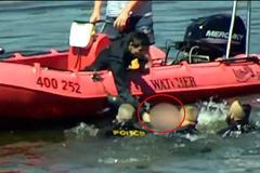 Agresivní muž chtěl uplavat po Vltavě. Policie se ho snažila dostihnout na šlapadle