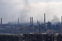 Huť Azovstal je útočištěm ukrajinského praporu Azov.