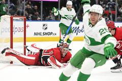 Útočník Toronta Ondřej Kaše (25) slaví gól v síti Frederika Andersena z Caroliny