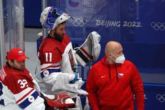 Šimon Hrubec na střídačce při power-play v zápase předkola play-off Česko - Švýcarsko na ZOH 2022 v Pekingu