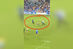 Strikerku bez trička fanoušci povzbuzovali. Ochranka ji ale srazila k zemi