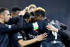 Alexander Bah a Yira Sor slaví branku