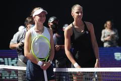 Barbora Krejčíková a Karolína Plíšková ve vzájemném zápase na Turnaji mistryň