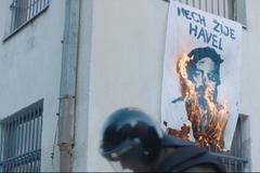 Ručně vyrobené mačety, zápalné lahve a žiletky. Film Amnestie popisuje největší vzpouru vězňů