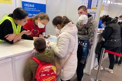 Každý z uprchlíků, který přijde do centra pomoci v Brně, musí nejdříve vyplnit osobní údaje, včetně kontaktu na sebe.