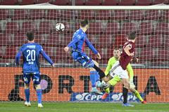 Sparťan David Pavelka (vpravo) dává gól v zápase 21. kolo první ligy Sparta - Plzeň.