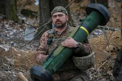 Ukrajinský voják s protitankovou střelou Javelin.