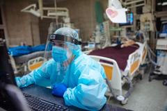 Foto / JIP / ARO / Covid-19 / FNKV / Nemocnice / Koronavirus / ARO / Nakažení / Intenzivní péče / Pacient / Očkování / Antivaxer / Neočkovaní / Zdravotník / Lékař / Sestra / Listopad 2021 / Vinohrady