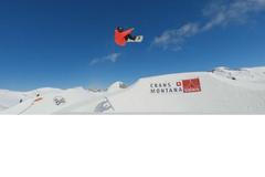 Snowboardista skočil backside 2160