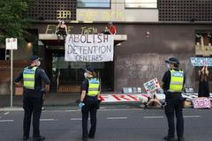 Lidé protestující za propuštění uprchlíků z australského Park Hotelu.