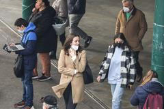 Ilustrační foto - koronavirus, covid-19, kovid, roušky, rouška, respirátor, lidi, Češi, nouzový stav