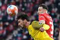 Mats Hummels z Dortmundu a Kevin Mohwald z Unionu Berlín v zápase bundesligy