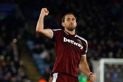 Craig Dawson z West Hamu slaví svoji branku na hřišti Leicesteru