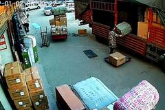 Při vykládání zásilek v Číně explodovala krabice s třaskavinami