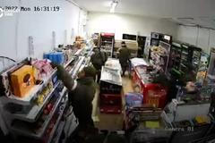 Kamery nahrály chování ruských vojáků: Únos starosty, násilí na Ukrajincích, krádeže jídla a peněz