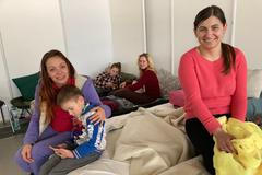 Ukrajinští uprchlíci odpočívají na provizorních lůžkách v asistenčním centru pomoci na Výstavišti v Brně.