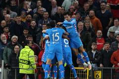 Fotbalisté Atlética Madrid slaví gól na hřišti Manchesteru United