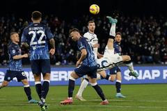 Nůžky Nicola Barelly z Interu Milán v ligovém zápase v Neapoli