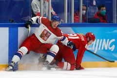 David Sklenička a Arsenij Gricjuk  v zápase Česko - Rusko na ZOH 2022 v Pekingu
