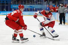 Libor Šulák a Kirill Semjonov v zápase Česko - Rusko na ZOH 2022 v Pekingu