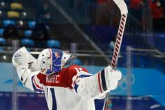 Šimon Hrubec slaví triumf Česka v zápase Česko - Rusko na ZOH 2022 v Pekingu