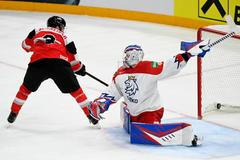 Peter Schneider překonává Karla Vejmelku v nájezdech na MS 2022 v Tampere