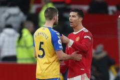 Jack Stephens ze Southamptonu a Cristiano Ronaldo z Manchesteru United v zápase Premier League