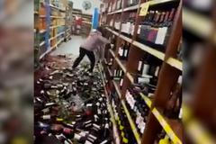 Prodavačka dostala vyhazov. Vyházela z regálu desítky lahví vína