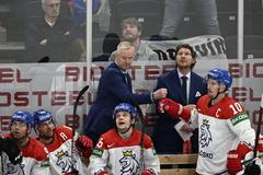 Roman Červenka a Kari Jalonen slaví gól proti Britům na MS 2022 v Tampere