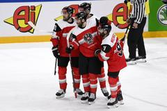 Peter Schneider (uprostřed) slaví gól Rakouska na MS 2022 v Tampere