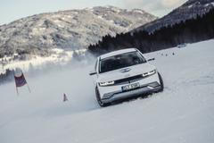 Hyudai SUV na sněhu