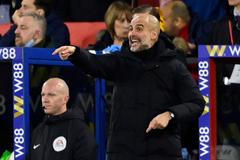 Trenér Manchesteru City Pep Guardiola gestikuluje v zápase anglické ligy s Crystal Palace