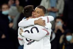 Lionel Messi a Kylian Mbappé slaví vítězství Paris St Germain nad Rennes