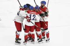 Čeští hokejisté slaví gól v zápase s Velkou Británii na MS 2022