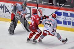 Brankář Hradce Králové Filip Novotný, Ondřej Kovařčík z Třince a Radek Pilař z Hradce Králové v zápase 51. kola hokejové extraligy