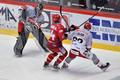Brankář Hradce Králové Filip Novotný, Ondřej Kovařčík z Třince a Radek Pilař z Hradce Králové v zápase 51. kola hokejové extraligy