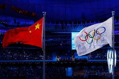 Slavnostní zahájení ZOH 2022 v Pekingu: čínská a olympijská vlajka