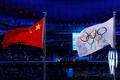 Slavnostní zahájení ZOH 2022 v Pekingu: čínská a olympijská vlajka