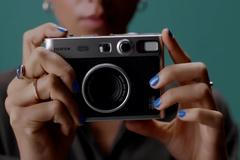 Fotky na Instagram i na papír: Fujifilm Instax mini evo je digitální foťák s tiskárnou uvnitř