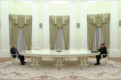 Při setkání Putina s Macronem seděli státníci několik metrů od sebe