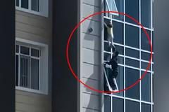 Muž zachránil tříletou dívku před pádem z okna v osmém patře